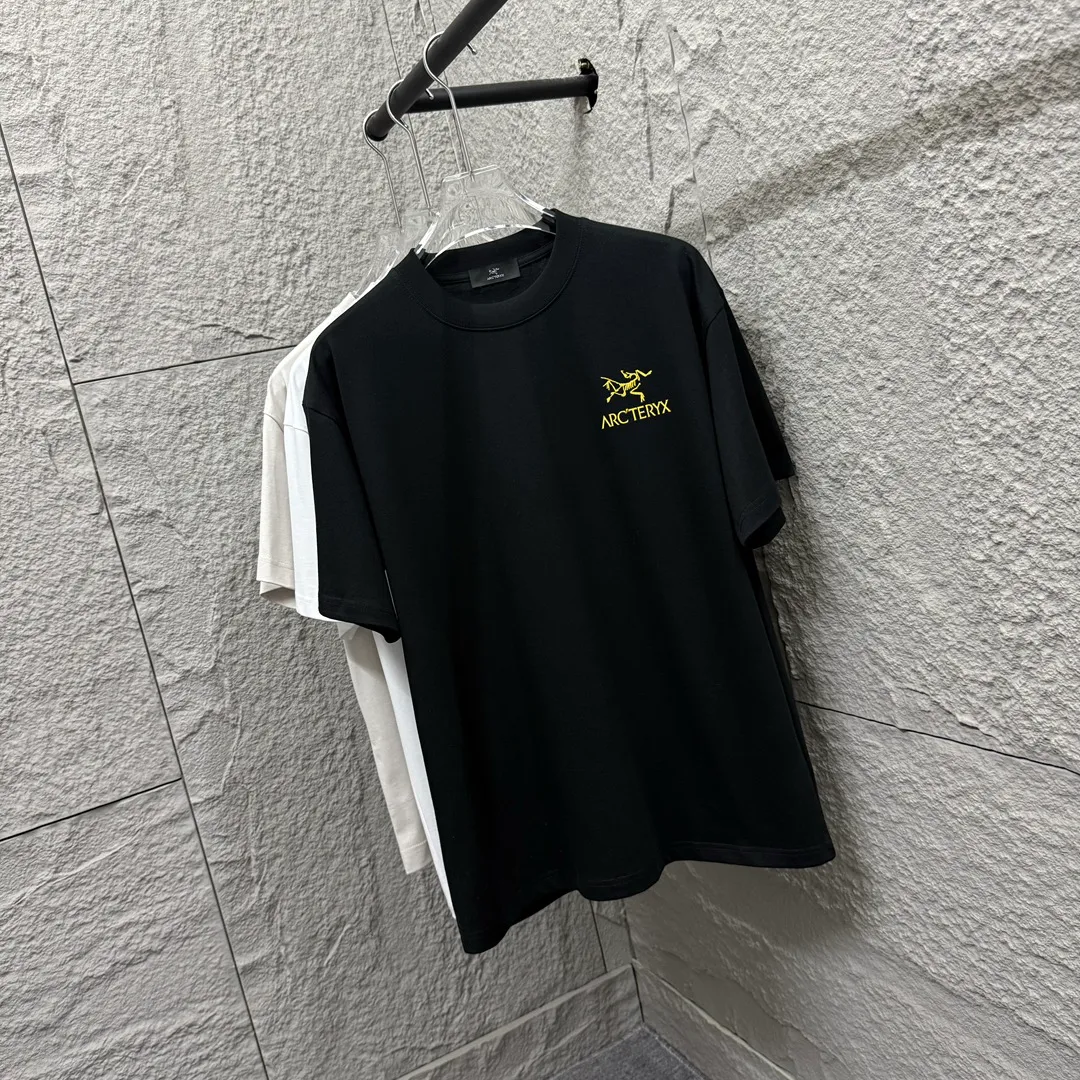 ARC'TERYX* * 2025 New Arrival Classic logo T Same Style ：Black White Size： S （90-130 ） M （120-150 ） L （140-165 ） XL （160-180 ） XXL （180 ）